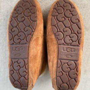 UGG Size 9 Never Worn! Soft House Shoes/Slippers